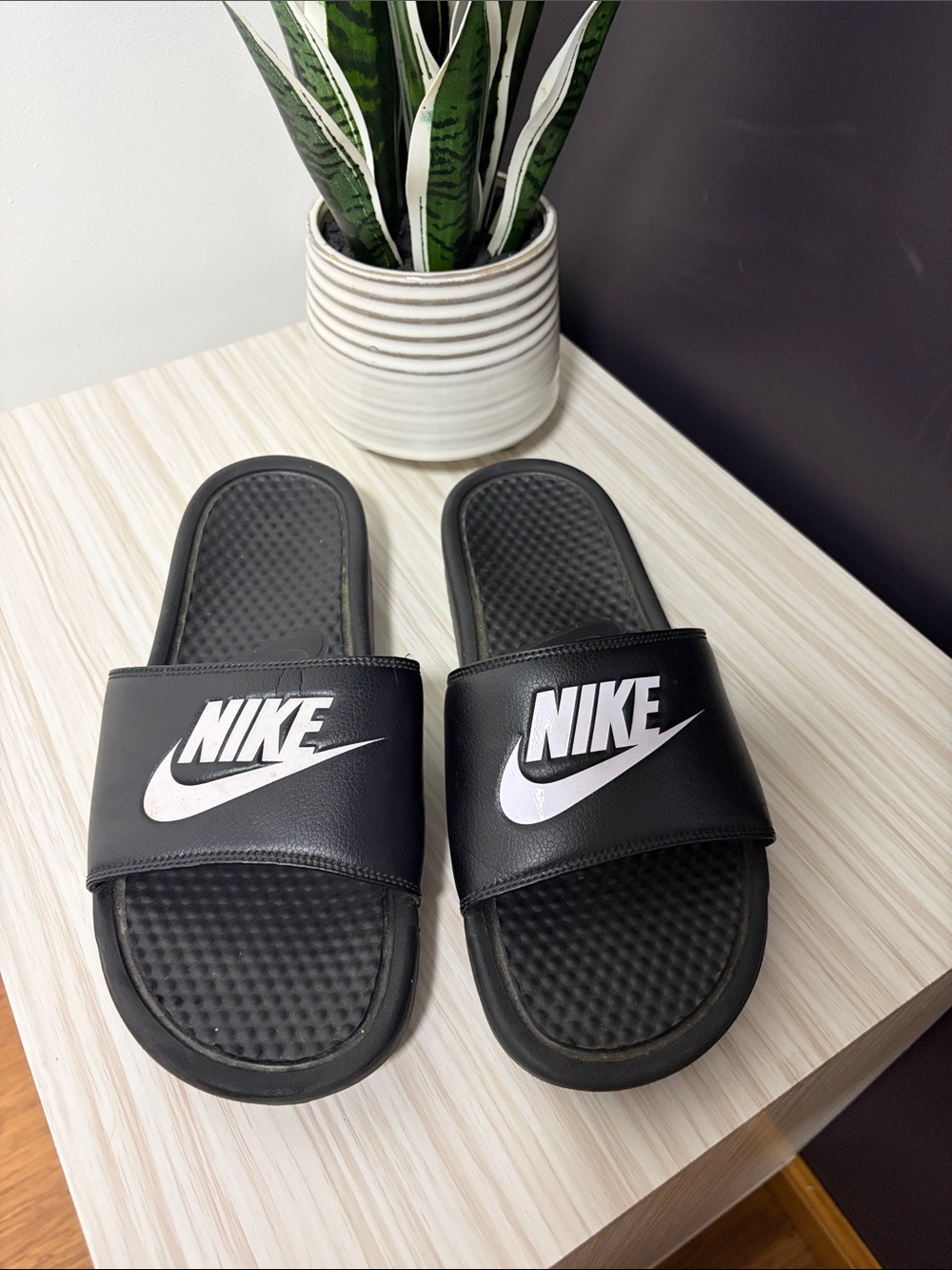 Nike Men’s  Black Slides with White Swoosh Logo!! EUC 🖤